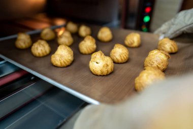Fırıncı fırında ekmek pişirmeye hazırlanıyor. Fırın, taze pişmiş bir kabuğu yakın tutuyor. Ailesiyle birlikte karantina evindeki etkinlik sırasında..