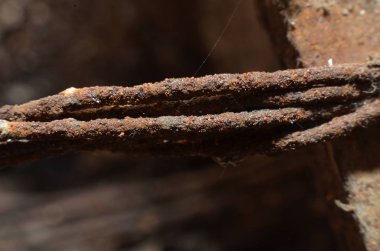 Demirden yapılmış çeşitli malzemeler aşındırılır. Korozyon veya paslanma işlemi elektro kimyasal bir süreçtir. Paslanma sürecinde demir bir indirgeyici ajan, suda çözünmüş oksijen ise oksitleyici görevi görür. Korozyon veya paslanma metalleri 