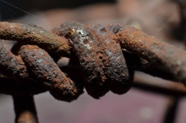 Demirden yapılmış çeşitli malzemeler aşındırılır. Korozyon veya paslanma işlemi elektro kimyasal bir süreçtir. Paslanma sürecinde demir bir indirgeyici ajan, suda çözünmüş oksijen ise oksitleyici görevi görür. Korozyon veya paslanma metalleri 