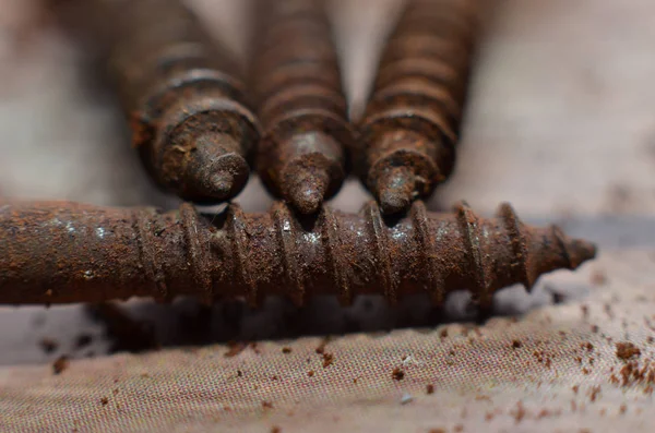 Šroubované hřebíky vyrobené ze železa tvarované pomocí šroubů — Stock fotografie