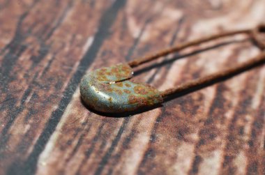 Uzun zamandır paslı olan demirden yapılmış kullanılmış bileşenler