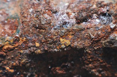 Uzun zamandır paslı olan demirden yapılmış kullanılmış bileşenler