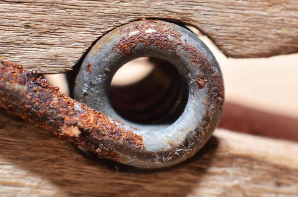 Используемые компоненты из железа, которые были ржавыми в течение длительного времени — стоковое фото