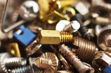 Uzun yuvarlak şeklinde demir ve pirinçten yapılmış vida 