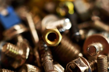 Uzun yuvarlak şeklinde demir ve pirinçten yapılmış vida 