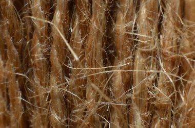 Halat liflerden yapılmış lifli kahverengi bir iptir.