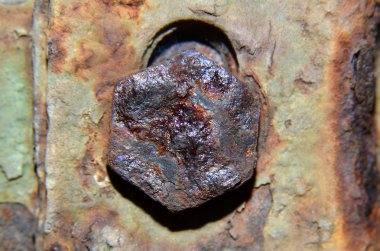 paslı, siyahi kahverengi, beşgen şeklinde cıvatalar