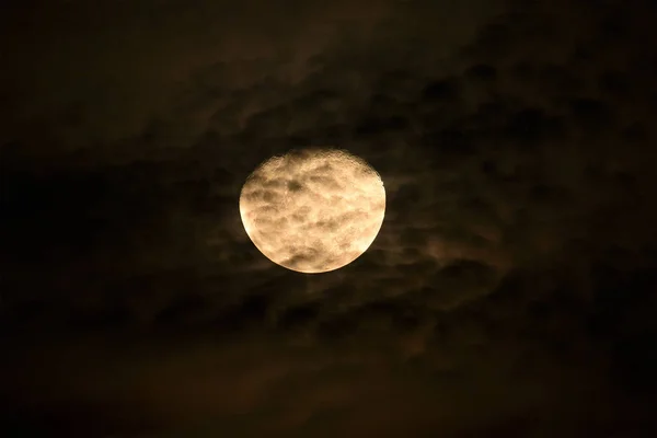 Luna nu este plină sau o treime dintr-un cerc — Fotografie, imagine de stoc