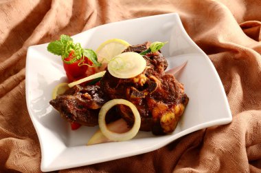 baharatlı ızgara öküz kuyruğu biraz siyahmsı kahverengi parlak