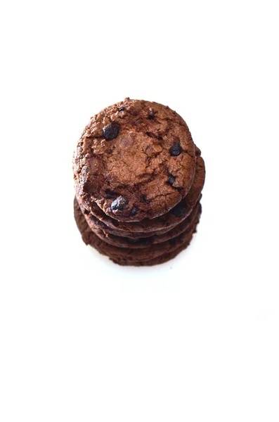 Biscoitos de chocolate mais passas, redondos em forma com um tex áspero — Fotografia de Stock