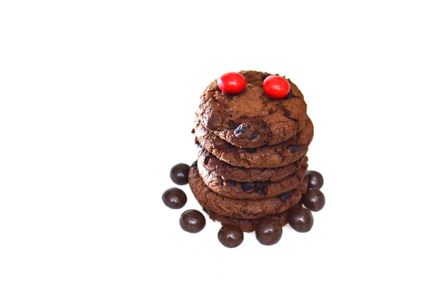 Biscoitos de chocolate mais passas, redondos em forma com um tex áspero — Fotografia de Stock