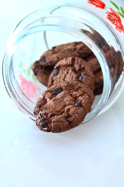 Galletas de chocolate más pasas, redondas en forma con un tex áspero — Foto de Stock