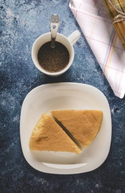 Kahve masa örtüsü Düz yatıyordu sünger kek fincan