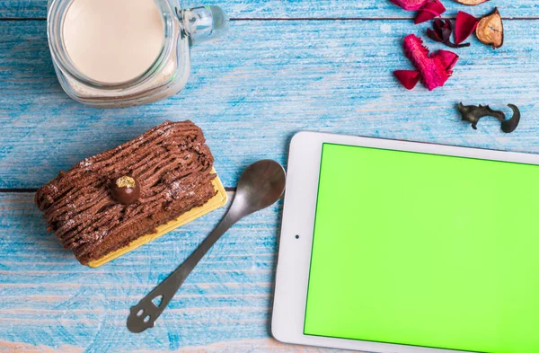 Flay 1 dilim çikolatalı kek süt kaşığı yeşil ekran tablet görünümü yatıyordu