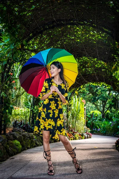 Charmig Vacker Asiatisk Kvinna Lady Lång Svart Hår Holding Rainbow — Stockfoto
