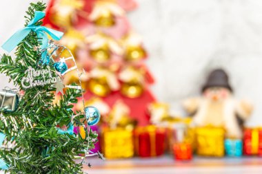 Mutlu Noeller koleksiyonu, hediyeler ve dekoratif süsler. Dekorasyonlu bir tatil sezonu. Mavi, yeşil Xmas ağaçları. Hediye kutuları çeşitli renklerde. Metin için alanı kopyala.