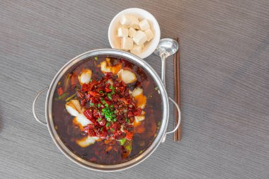 Sichuan baharatlı haşlanmış balık, acılı kırmızı biberli. Asya Çin Chongqing Chengdu yemeği. Düz konum görünümü.