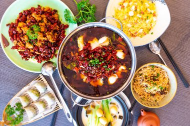 Sichuan mutfağı. Asya Çin baharatlı acı biber suyu kaynatılmış balık. Yangzhou usulü kızarmış pirinç, Çin mantısı, erişte. Chengdu Chongqing aşçılık. Düz manzaralı. Yiyecek İçeceği kavramı.