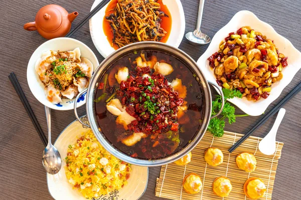 Sichuan mutfağı. Asya Çin baharatlı acı biber suyu kaynatılmış balık. Yangzhou usulü kızarmış pirinç, Çin mantısı, erişte. Chengdu Chongqing aşçılık. Düz manzaralı. Yiyecek İçeceği kavramı.