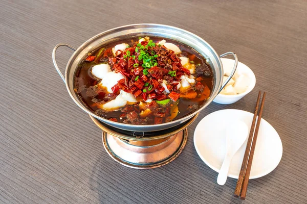 Sichuan baharatlı haşlanmış balık, acılı kırmızı biberli. Asya Çin Chongqing Chengdu yemeği.