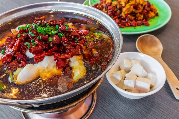 Asya, Çin yemeği. Szechuan suyu baharatlı taze balık haşladı. Kızarmış tavuk mezesi. Chengdu Chongqing güveç Mutfağı.