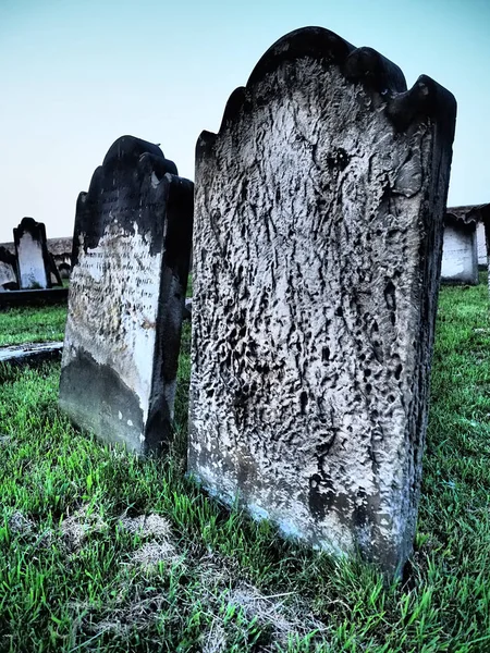 Verwitterter Grabstein Cementerio Whitby —  Fotos de Stock