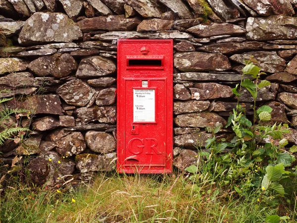 Rotoer Briefkasten Içinde Steinmauer