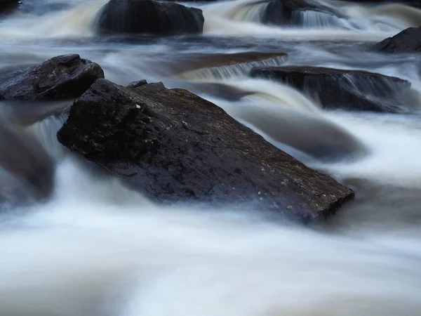 İskoç Highlands taş ve mistik su akışı
