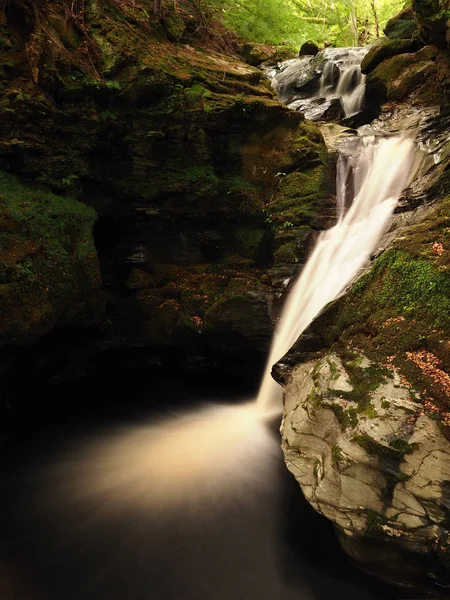 İskoç Highlands güneş ışığında mistik şelale
