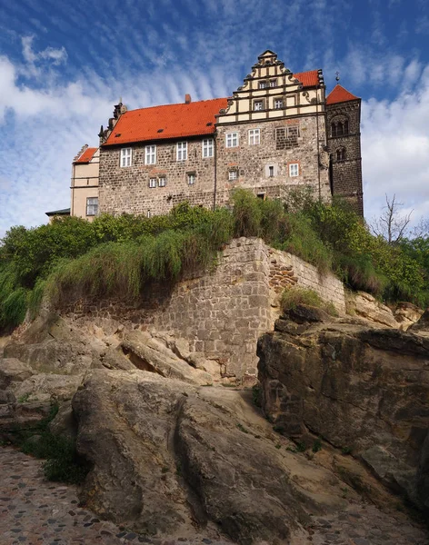 Schloss Quedlinburg mit Felssockel und blauem Himmel