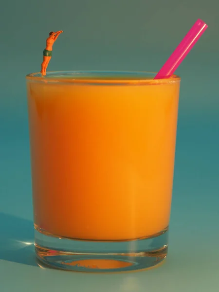 Glas Mit Orangensaft Als Pool Mit Einzelnem Springer — Fotografia de Stock