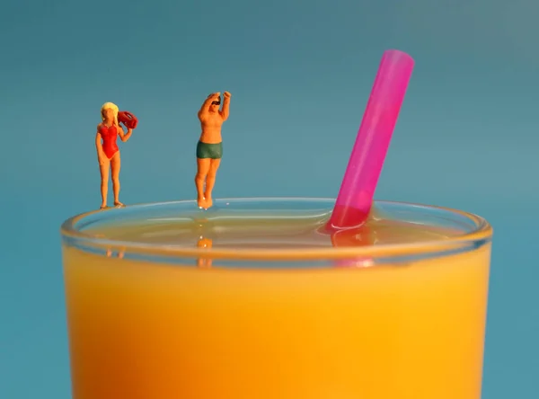 Orangensaft yaprakları Strohhalm Havuzu