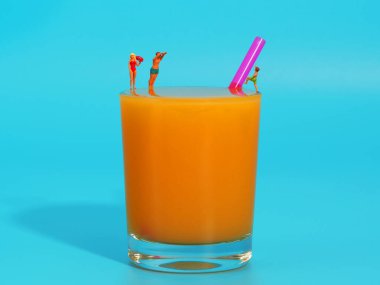 Glas Orangensaft mit Strohhalm und drei Miniatürfiguren
