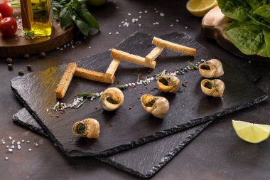 Baharat ve otlar ile buğday rusks ve salyangoz