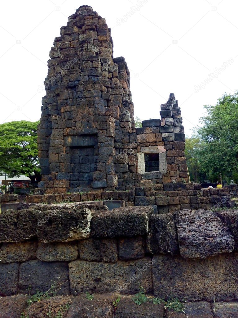 Ancient stone castle (Prang Ku) 
