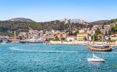 Hvar, Hırvatistan - 30 Temmuz 2016: Hvar köyü Hırvat Hvar Adası'nda gelen turist