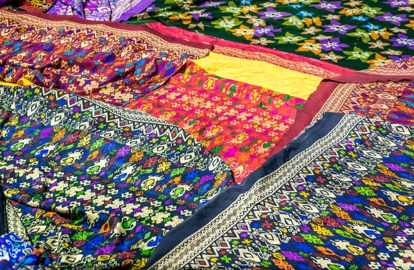 五颜六色的纺织品 旅游纪念品在巴厘岛出售 印度尼西亚 — 图库照片