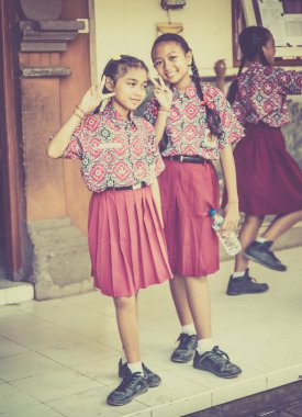 Bali, Endonezya - 25 Nisan 2018: İlköğretim Okulu Bali Adası, Endonezya, Bali okul kıyafetler giyen genç mutlu öğrenciler
