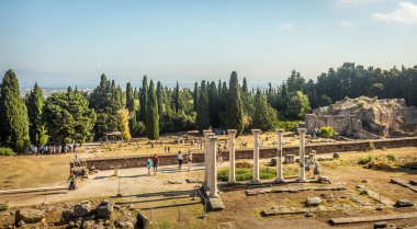 Kos, Yunanistan - 25 Eylül 2015: Antik Yunan Kos Adası'nda Asclepeion sitenin gelen turist