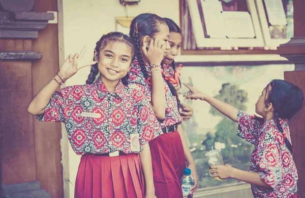 Bali Indonézia Április 2018 Boldog Fiatal Tanulók Visel Balinéz Iskolai — Stock Fotó