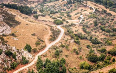 Boş eğri dağ yolda havadan görünümü