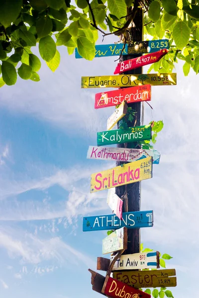 Lustige Wegweiser Mit Entfernungen Vielen Verschiedenen Ländern Städten Und Orten — Stockfoto