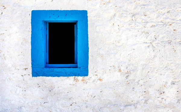 Blå Fönster Vit Vägg Grekiskt Hus — Stockfoto