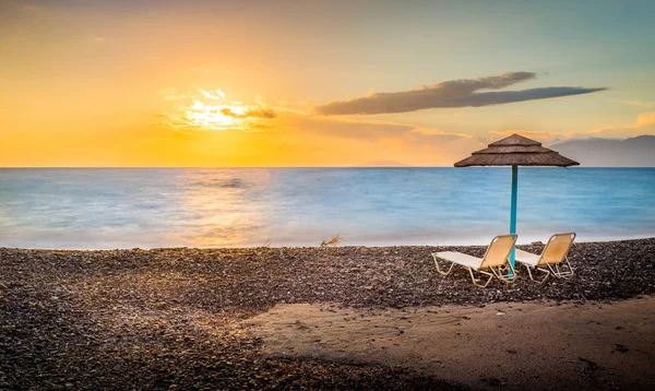 Gündoğumu Güneşlenme Sandalyeli Yunan Kos Adası — Stok fotoğraf