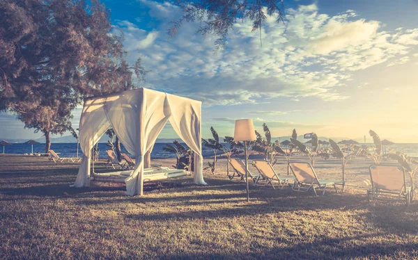 Sunrise Adlı Yunan Sahil Şeridi Üzerinde Beyaz Sunlounger — Stok fotoğraf