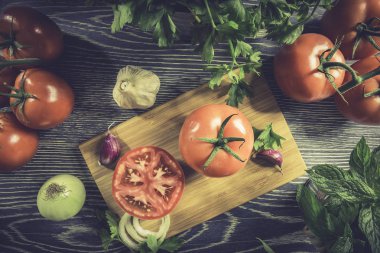 taze domates ve sebzeler üzerinde ahşap bir masa ayarladı