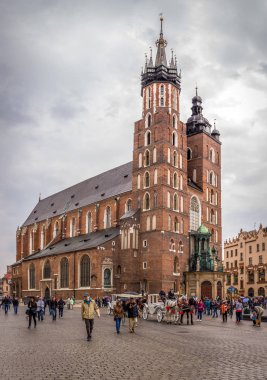 Krakov, Polonya - 01 Mayıs 2015: Anonim turist Cracow (Krakow), Polonya ana meydanında kilisede Mariacki ziyaret