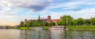 Cracow (Krakow), Polonya - 09 Mayıs 2015: Antika Kraliyet Wawel Kalesi ve Cracow (Krakow), Polonya Vistula Nehri Panoraması