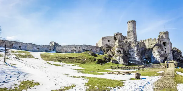 Ogrodzieniec Ortaçağ Kalesi Polonya dış görünümü