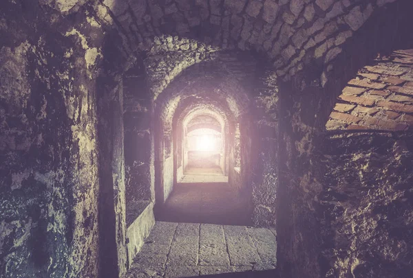 Μεσαιωνικό Υπόγειο Διάδρομο Ακτίνα Φωτός Στη Μέση — Φωτογραφία Αρχείου